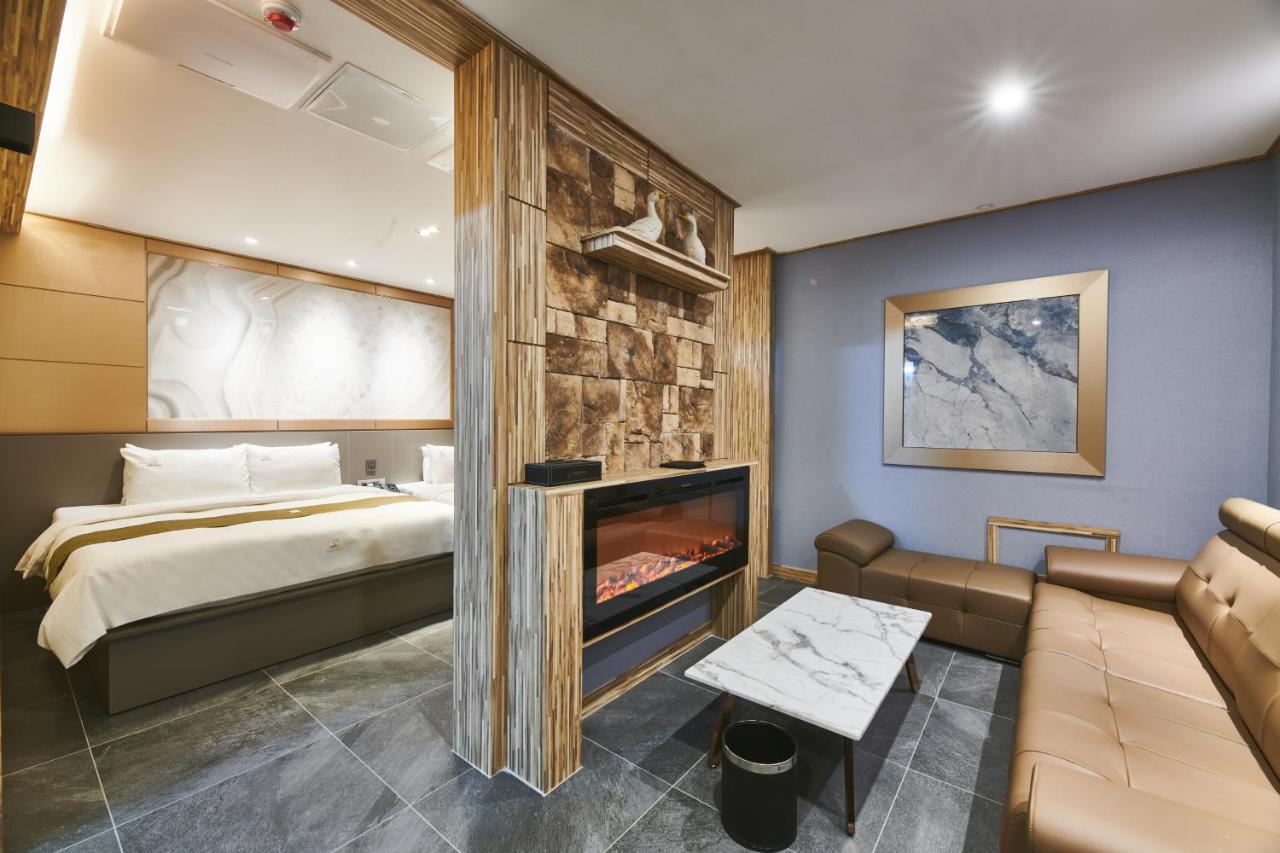 Aura Hotel Ansan Bagian luar foto