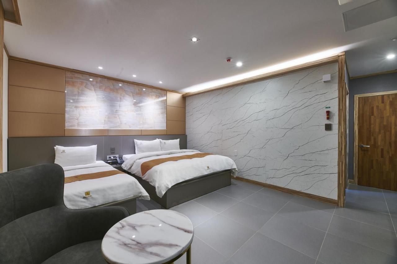 Aura Hotel Ansan Bagian luar foto