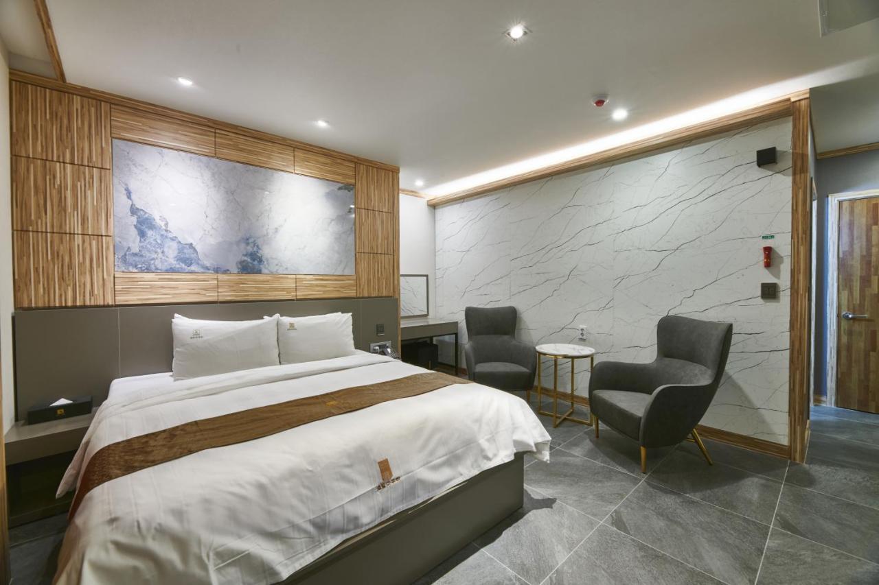 Aura Hotel Ansan Bagian luar foto