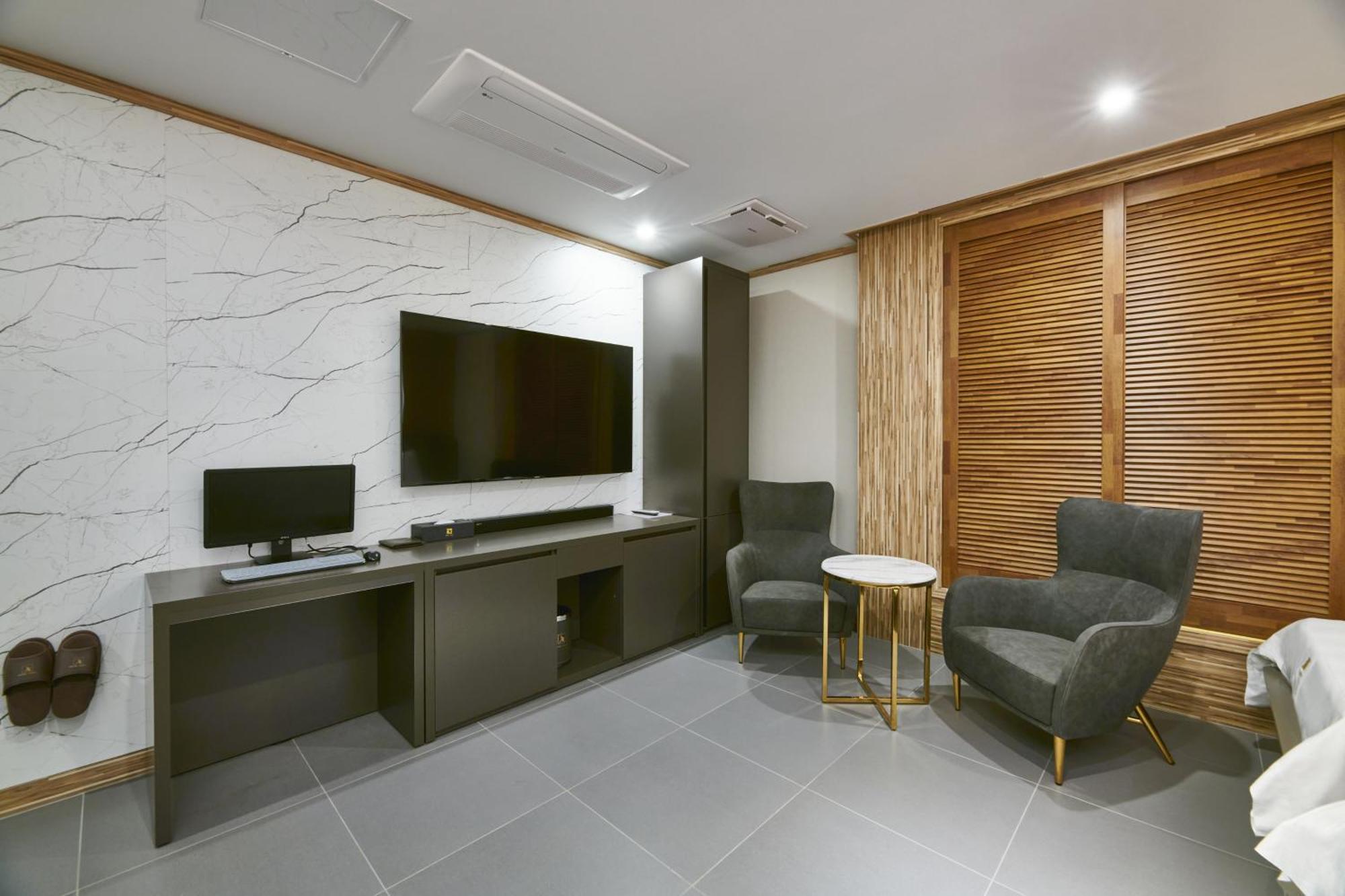 Aura Hotel Ansan Bagian luar foto
