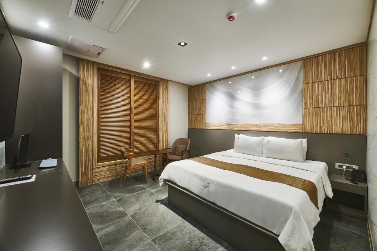 Aura Hotel Ansan Bagian luar foto