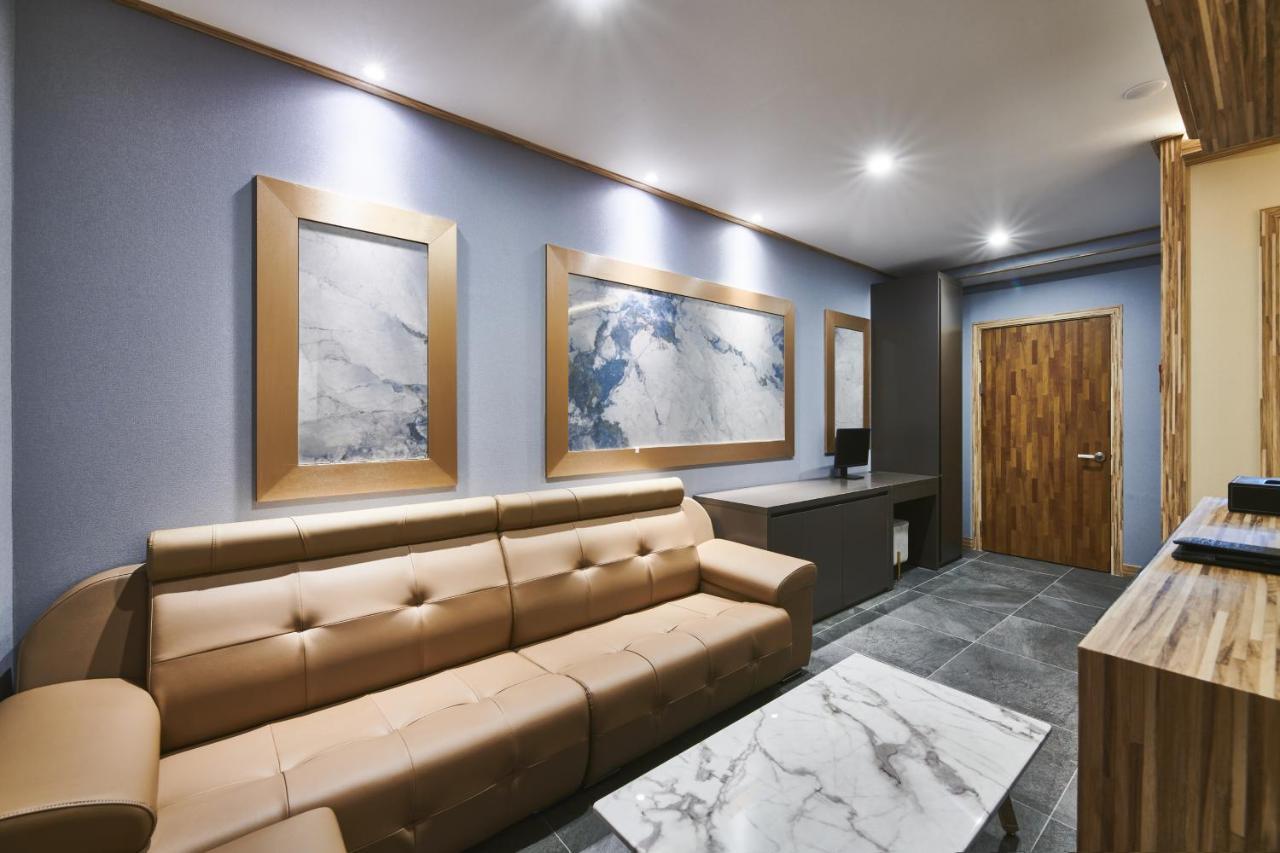 Aura Hotel Ansan Bagian luar foto