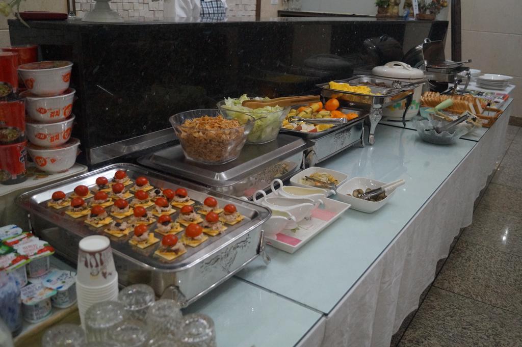 Aura Hotel Ansan Bagian luar foto
