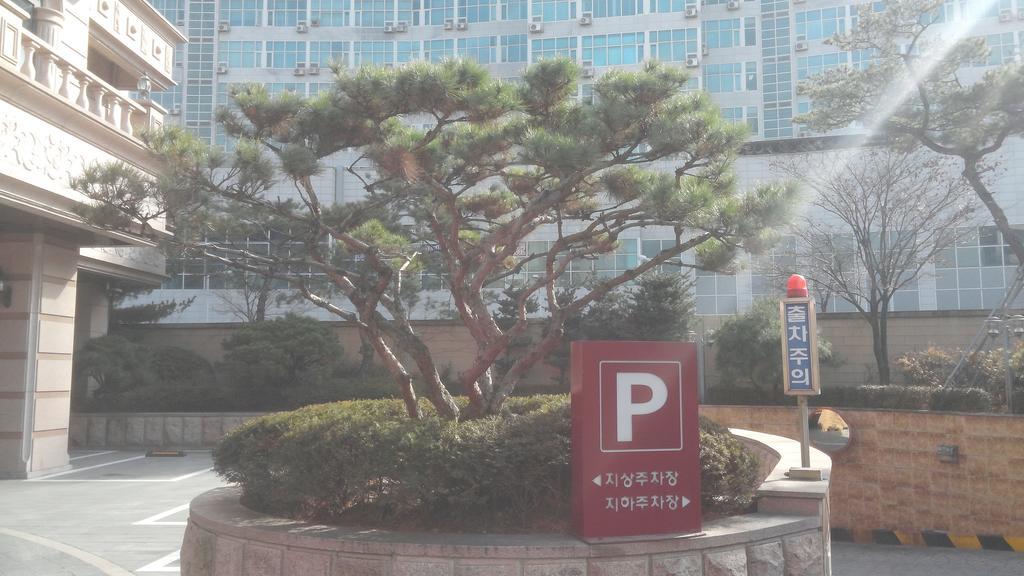 Aura Hotel Ansan Bagian luar foto