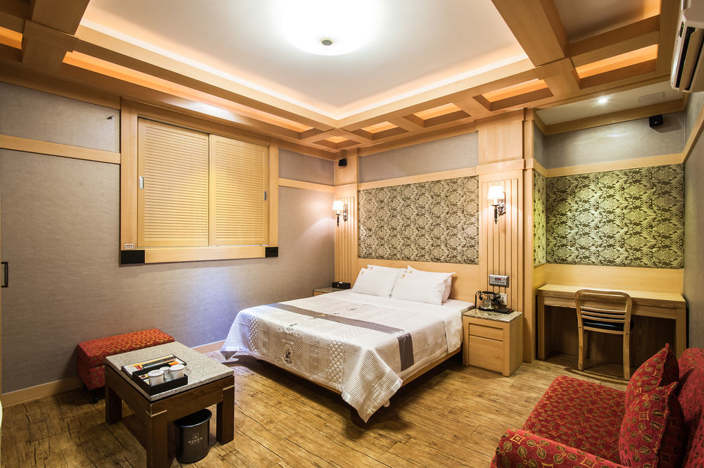 Aura Hotel Ansan Bagian luar foto