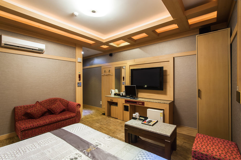 Aura Hotel Ansan Bagian luar foto