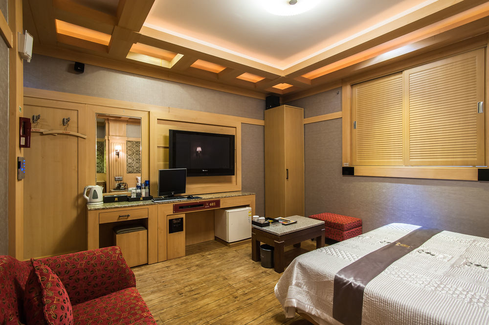 Aura Hotel Ansan Bagian luar foto