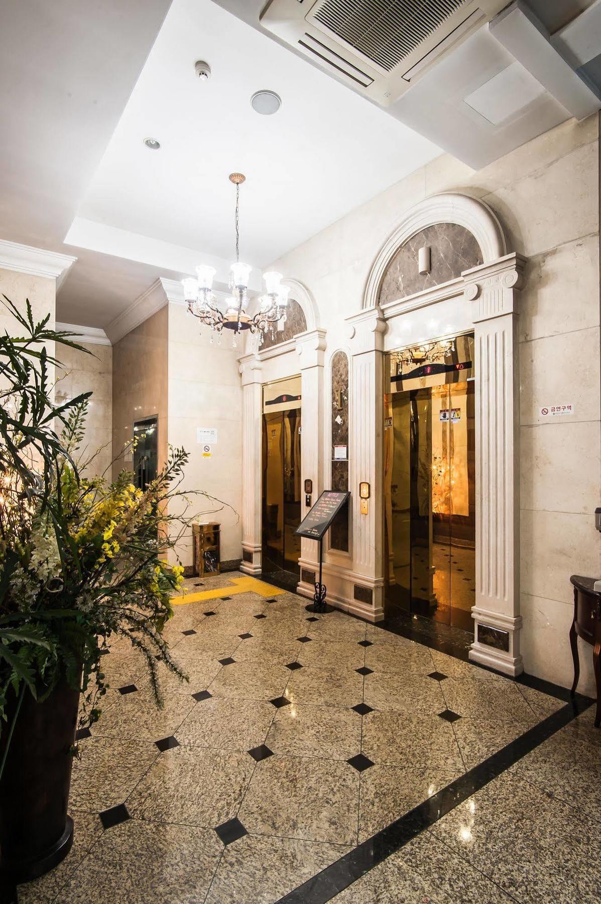 Aura Hotel Ansan Bagian luar foto