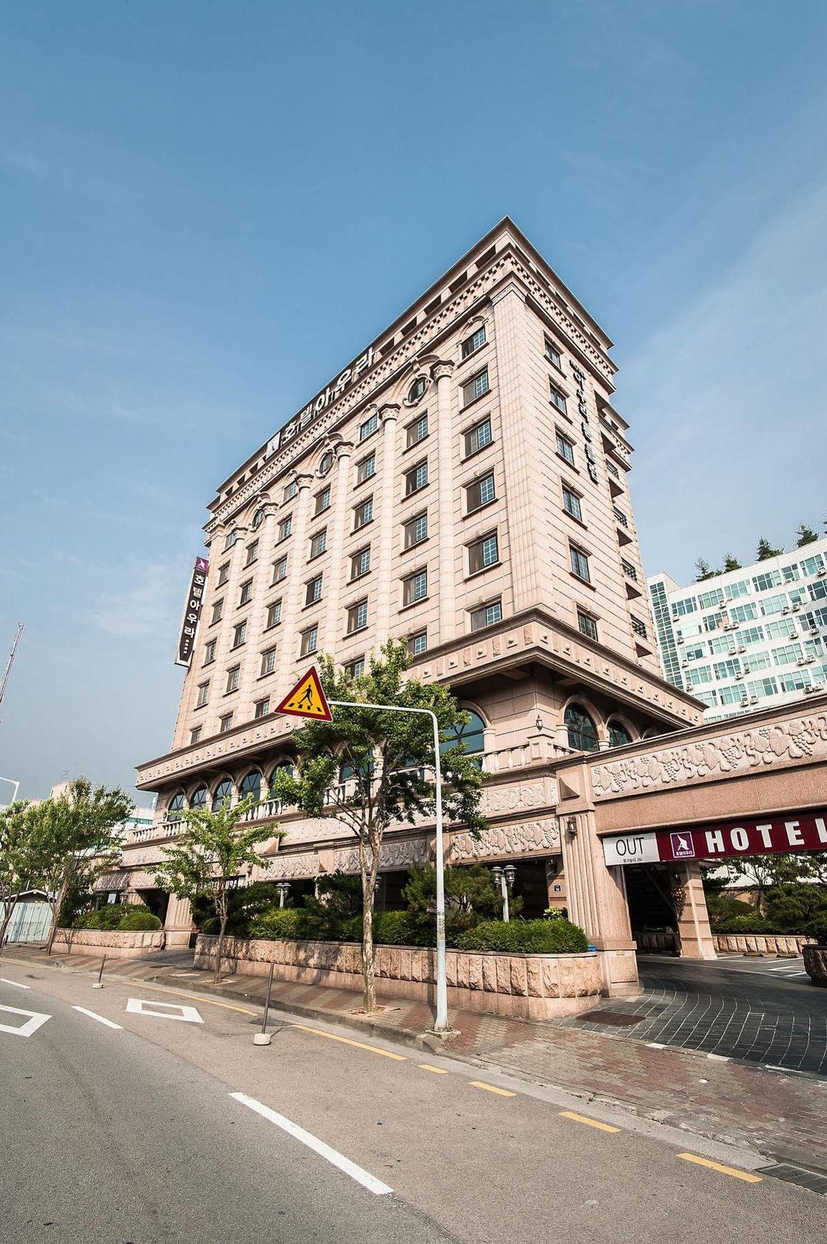 Aura Hotel Ansan Bagian luar foto